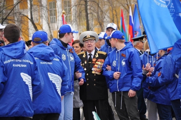 Волонтёры Победы поздравили жителей и гостей города Петрозаводска с 78-й годовщиной Победы в Великой Отечественной войне